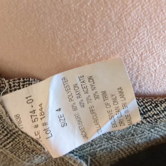 Gray plaid skirt in Women's size 4 - Picture 7 of 8